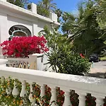 Beautiful Garden Steps From The Mentona