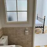 Beautiful Garden Steps From The Апартаменты *