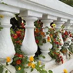 Beautiful Garden Steps From The Апартаменты