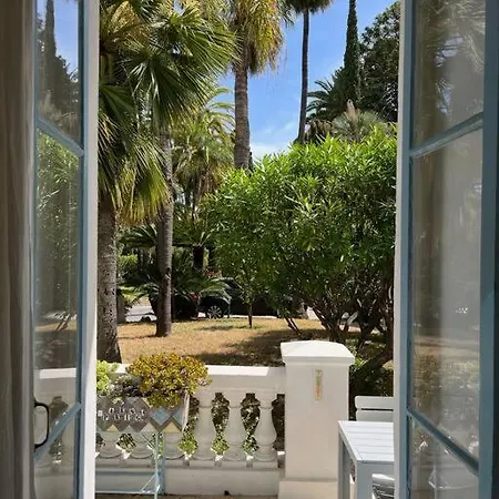 Beautiful Garden Steps From The 아파트