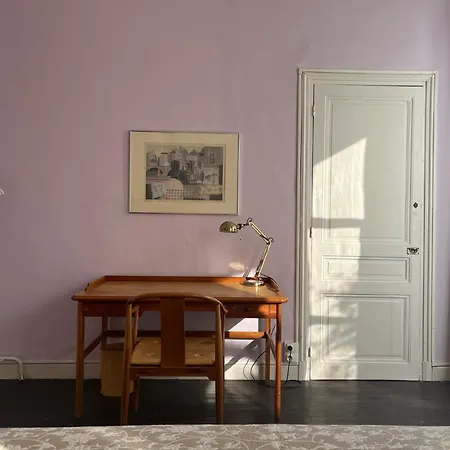 Beautiful Garden Steps From The شقة