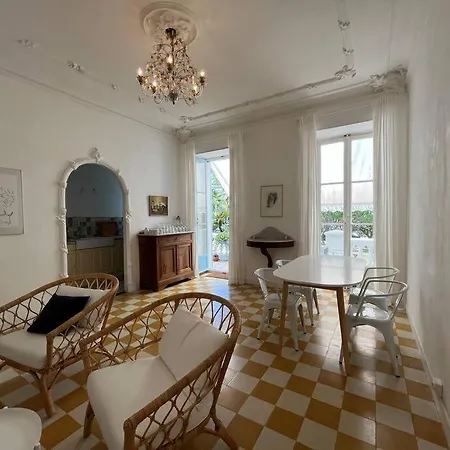 Beautiful Garden Steps From The Menton