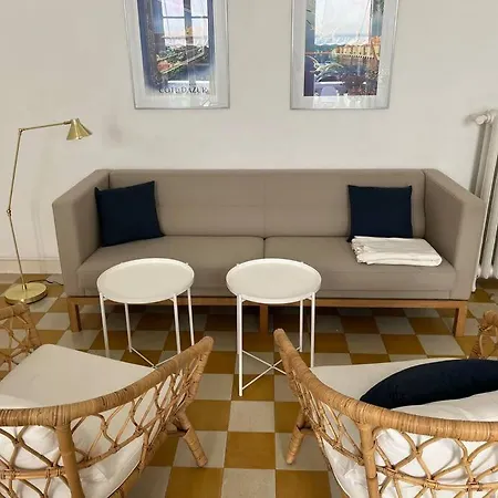 Apartment Beautiful Garden Steps From The