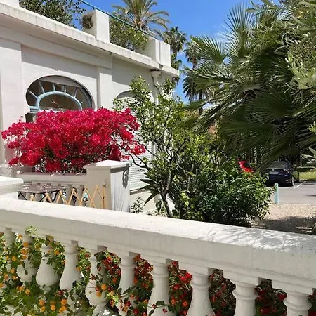 Beautiful Garden Steps From The 芒通