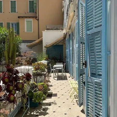 Beautiful Garden Steps From The Apartment *