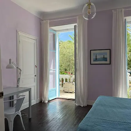 Beautiful Garden Steps From The Menton