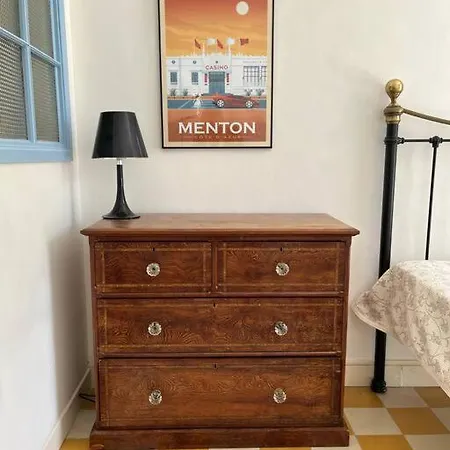 Beautiful Garden Steps From The Menton